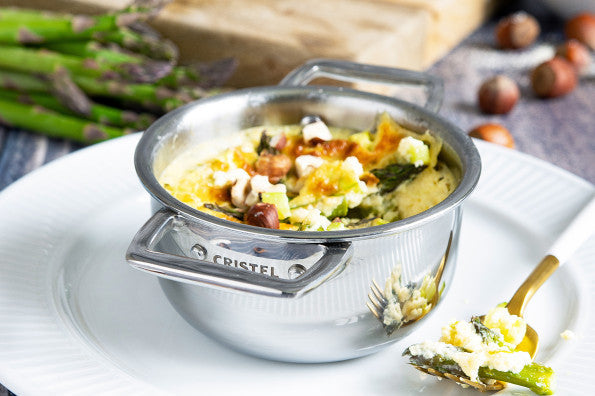 Clafoutis dengan Asparagus, Hazelnut, dan Parmesan